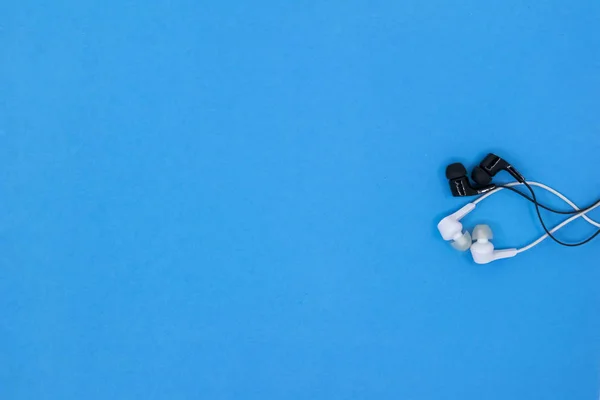 파스텔 배경에 헤드폰 파란색 평면도 Copyspace 흑인과 헤드폰 다채로운 사진입니다 — 스톡 사진