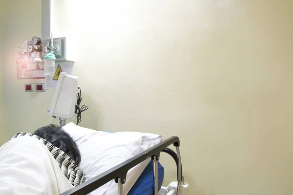 Patient lying in bed in hospital, To see what symptoms are sick, The body is very weak from the symptoms of the disease.