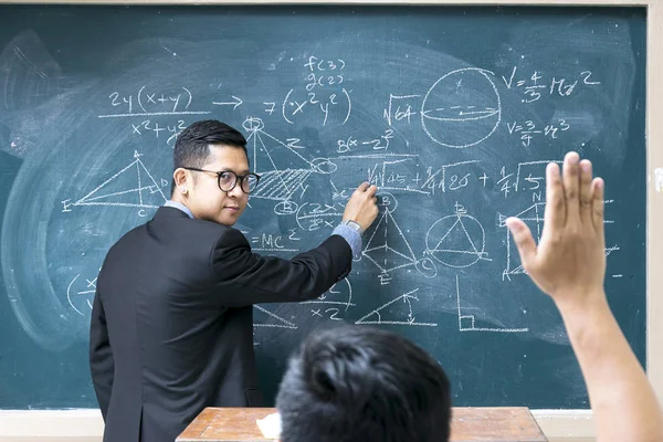 Nauczyciel Uczy Matematyki Raising Sił Lekcji Klasa Podstawówki Sceny Koncepcja — Zdjęcie stockowe