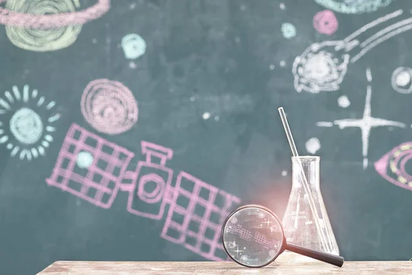 教室の雰囲気は 宇宙を研究している 三角フラスコ ガラス棒 テーブル 虫眼鏡 黒板に書き込みの星へ — ストック写真