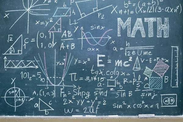 Blackboard matematiksel içerikli renkleri çeşitli ile yazılı. Öğretim harekete geçirmek için yan tebeşir ön ve tahtayı sil.