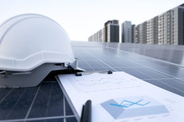 Mutlu çalışan güneş istasyonu fotovoltaik panelleri, Fen güneş enerjisi, endüstri güneş enerjisi kontrol ve bakım ekipmanları üzerinde çalışan mühendis, Çizelge Bölüm Güç tüketimi.