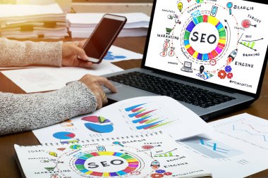 SEO arama motoru optimizasyonu Internet dijital e-ticaret pazarlama, online ödeme ve VoIP voice Internet Protokolü teknolojisi üzerinden mobil akıllı telefon aygıtında bankacılık kavramı,