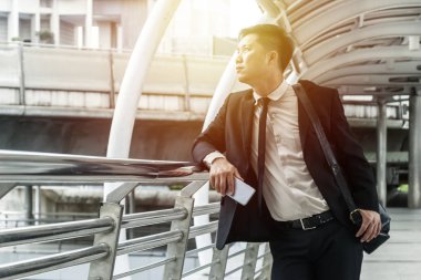 İşadamları işyeri, iş, bir gömlek giymek ve siyah bir takım elbise giymek için seyahat saatinde gelecek hakkında düşünüyorsun.