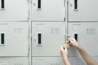 Kadınların değerli taşlar kaybını önlemek için kilidi asma kilit dolap kullanarak, kabine rengi beyazdır, iki elini de tutmak şeyler önemlidir kilitlemeyi kullan.