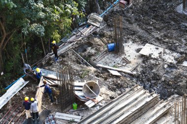 Şantiye inşaat işçileri birlikte, şantiye, inşaat, Unfinished çalışıyoruz yüksek bir açıdan görüntüsünü yıkım çalışması.