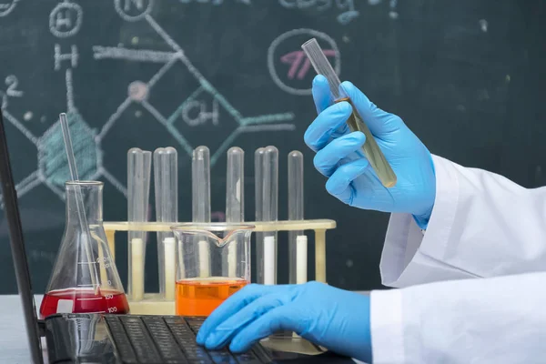 실험에 물질과 유전자 과학자 배경으로 과학적 전문성을 노트북에서 셔츠를 — 스톡 사진