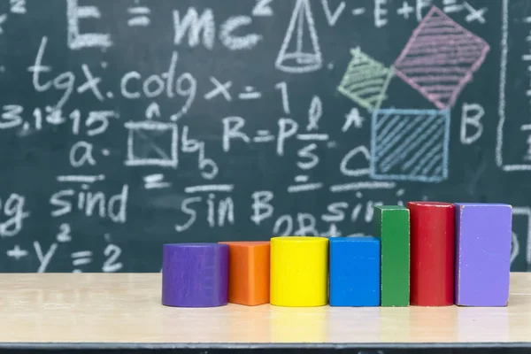几何形状由 Woodr 方形形状美观 背景为黑板与数学内容 用多种颜色书写 刺激教学 — 图库照片