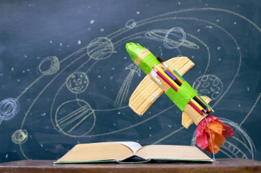 Eğitim öğrenme ömür boyu çalışma için çok önemlidir, bir gizem evrenin en hikaye, kitap açıldı, roket kağıttan yapılmış, ileti örneği, uzay istasyonu önünde bağlıydı.