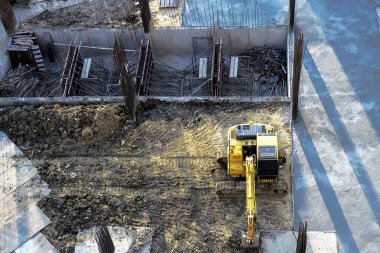 Güzel manzara inşa edilirken, ekskavatör ve makineleri, kaldırma earth bir inşaatta çalışan bir ekskavatör ile inşaat alanı alanının görünümünü geniş açı