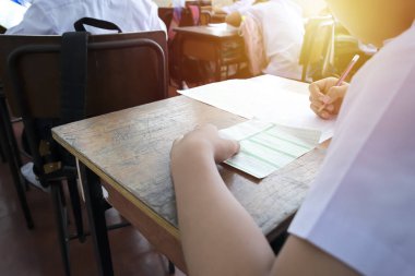 Sınav alarak öğrenciler potansiyelini test, çocukları çok niyet Tarih, sınav tablo, kalem kolları ile yerleştirilen siyah silgi blok yerleştirilir.