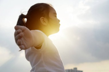 güzel kız Yoga açık havada da üst Binası üzerinde güneşten gelen yansımalar yapıyor