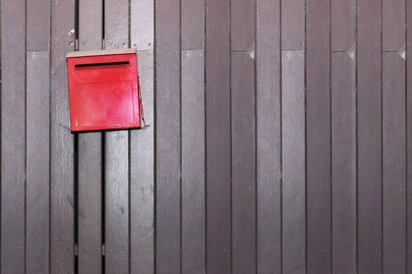 Kotak Surat Merah Latar Belakang Dinding Kayu Tua Kota Tua — Stok Foto