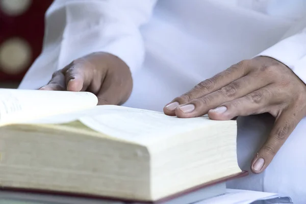 Alcorão Livro Sagrado Islã Aberto Mãos Estão Página São Destinadas — Fotografia de Stock
