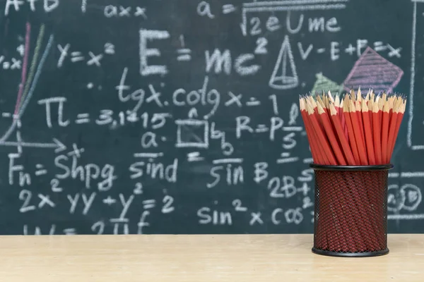 芸術作品を作成するために使用するツール 多くの赤鉛筆を円形配置の設定 背景には 数学的な内容は 黒板色の様々 な記述 教育を刺激するために — ストック写真
