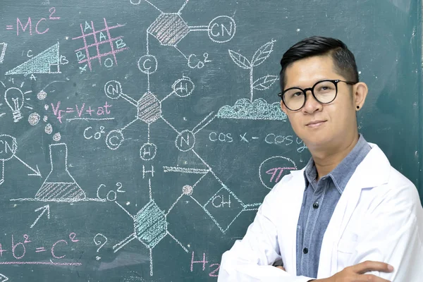 実験で使用される化学物質の遺伝的改良の科学者 背景は黒フレームのメガネを身に着けている白いシャツを着て科学的な専門知識を持つスタッフを記述する化学式 — ストック写真