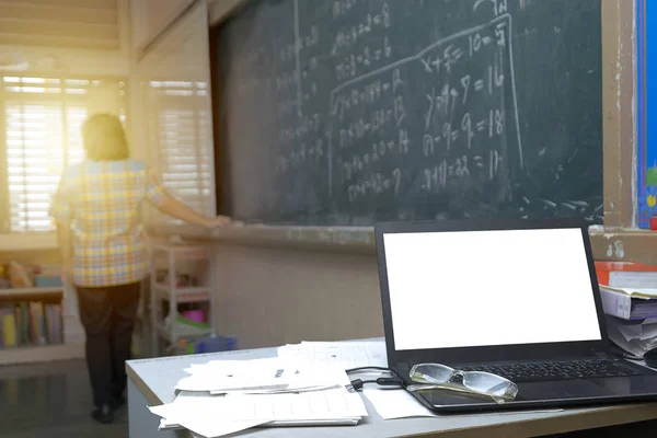 Profesor Está Enseñando Matemáticas Contenido Asignatura Pizarra — Foto de Stock