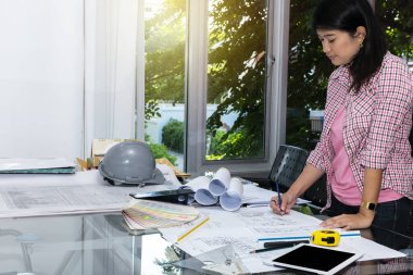 çizim mimari proje, iş, Mimarlık, inşaat, inşaat ve insanlar kavramı mimar - mimar eller ev planı yaşayan kalemle yakın çekim