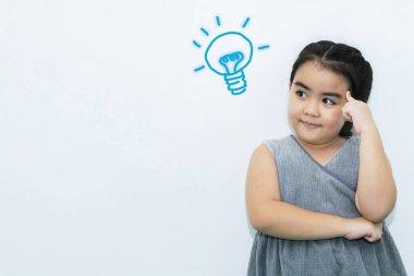 Kızlar hareketleri gri arka plan üzerinde izole fikir kullanarak ampuller ile kaplı.