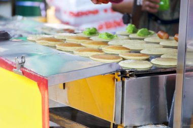 Altın yumurta ile Tay gevrek gözleme şeritler, sokak gıda adlı bir tavada (börek) krep