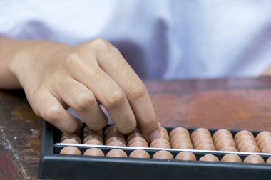 Eğitim insanlar çok gerekli bir parçasıdır. Kullanım abacus hesaplamak için. Sayıları hesaplamak için kullanılan bir araçtır. Asia.Of Çin, Japan.Put ahşap bir masa üzerinde popüler
