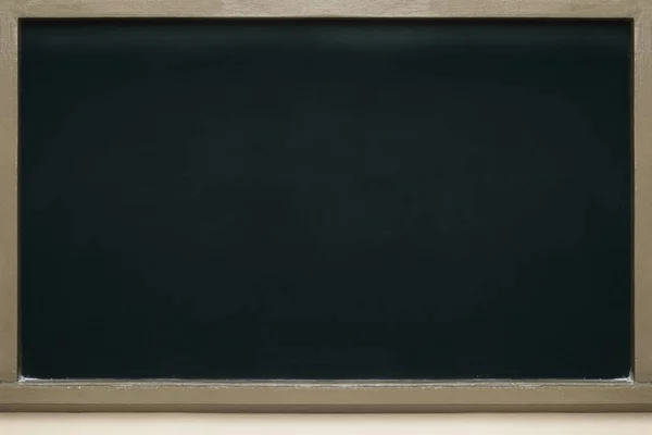 黑板上有一个长方形的框架是空的 用水泥做的框架有粉笔的地方 可以用来放信息 — 图库照片