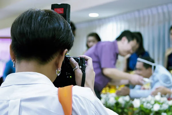 Fotógrafo Bodas Toma Fotos Los Novios Naturaleza Fotógrafo Acción Mientras —  Fotos de Stock