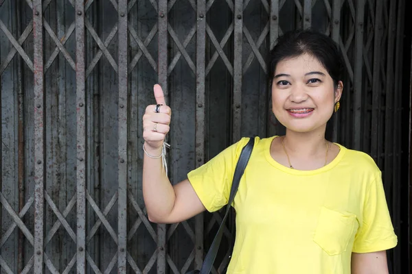 Conceito Bem Sucedido Mulheres Asiáticas Polegares Para Cima Polegares Para — Fotografia de Stock