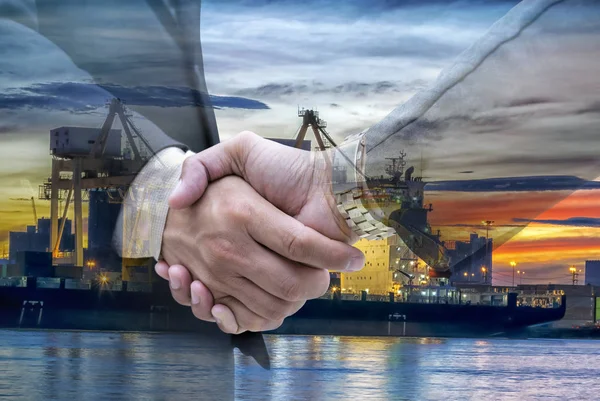 Karşılıklı yatırım yapmak. Petrol dünyanın büyük enerji yakıt, petrol rafinerileri sürekli çalışıyoruz ve uzun, ekonomi itmek için. Ülkenin refah. Güzel bir oluşturmak için parlayan parlak renkler.