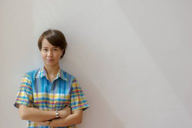 Portre fotoğrafçılığı. Kendine güvenen kadınlar gülen, kısa saçları hafif kahverengi. Kendin stand, boşluk.