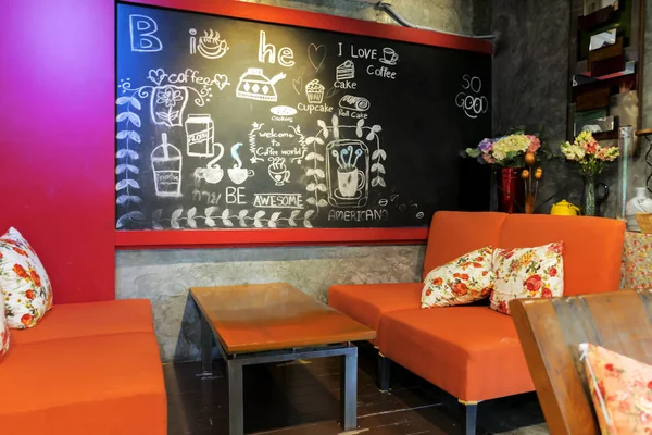 인테리어 빈티지 커피숍의 테이블의 선택적 하우스에서 칠판에 다채로운 — 스톡 사진