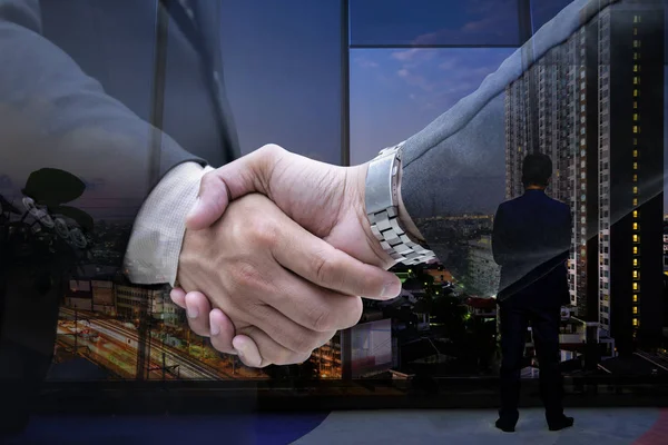 Close Business People Handshake Big City Night Background Empresários Estão — Fotografia de Stock