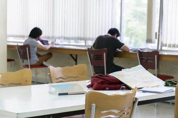 Ambiente Biblioteca Pessoas Estão Lendo Livros Filme Mesa Com Equipamento — Fotografia de Stock