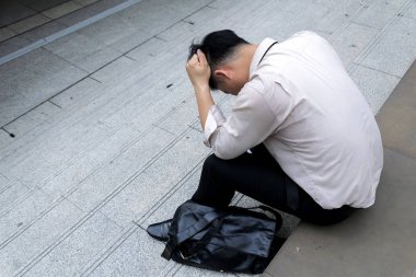 İş adamları duygu çok zorlanma, zihin için-bir gömlek, el işi, kafasına saç tutuyor, yanında bir çanta var.