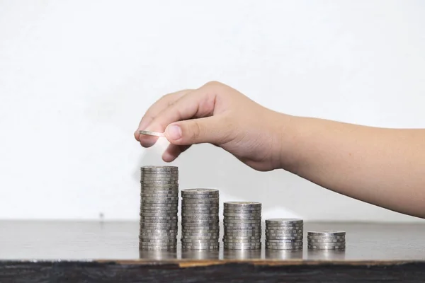 Mano Niño Poniendo Una Moneda Concepto Ahorro Futuro Linda Niña — Foto de Stock