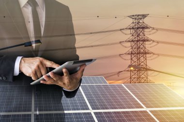 İşadamları yatırım hesaplayın. Yenilenebilir enerji gelecekte dünyanın bir zorunluluktur. Güneş pili gelecek Energy.Big güneş pili zemin Sunset.High gerilim güç hatları ile kuleleri. Işık parlıyor.