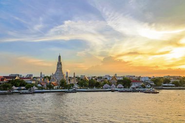 Ünlü Wat Arun.Perhaps daha çok bilinen adıyla Dawn.Is en iyi bilinen yerlerinden Tapınağı. Günbatımı zamanı. Doğanın güzelliği unutulmaz anları.