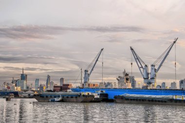 Ulaşım gemi nakliye popüler bir yöntemdir. Gemi bekleyen bir sürü bekliyor. Ülkenin ekonomik büyüme yapmak. Çalışmalar sürmektedir. Akşam gökyüzünde altın parlar