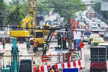 Trafik sıkışıklığı, şehirler gelişmekte olan bir sorundur. Mühendisler kontrol kullanım iletişim araçları vardır. Zemin kazı inşaat kesinlik olduğunu.