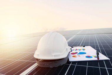 Çalışan güneş istasyonu fotovoltaik panelleri, Fen güneş enerjisi, endüstri güneş enerjisi kontrol ve bakım ekipmanları üzerinde çalışan mühendis, Çizelge Bölüm Güç tüketimi.