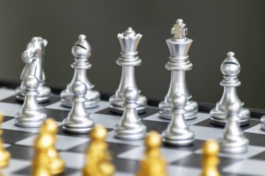 İş rekabeti, düşünce ve takım performansı, satranç oynamayı gerektirir