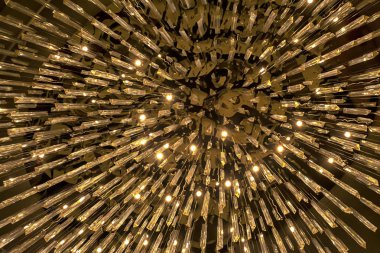 Avizeler cam prizma yapılan glitter ile. Atmosfer oluşturur bir dekorasyon olduğunu. Bu yeri daha ilginç hale getirmek için yardımcı olur. 