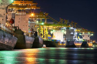 Ulaşım gemi nakliye popüler bir yöntemdir. Sürekli iş, gece boyunca bile. Gemi bekleyen bir sürü bekliyor. Ülkenin ekonomik büyüme yapmak. Çalışmaları devam ediyor.