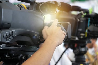 Vdo grapher film üretim profesyonel ekipman ile çalışma. Video kameraman alarak photograp sahne, olay ve seminer üretim ekipmanları kavramı için arka tarafında