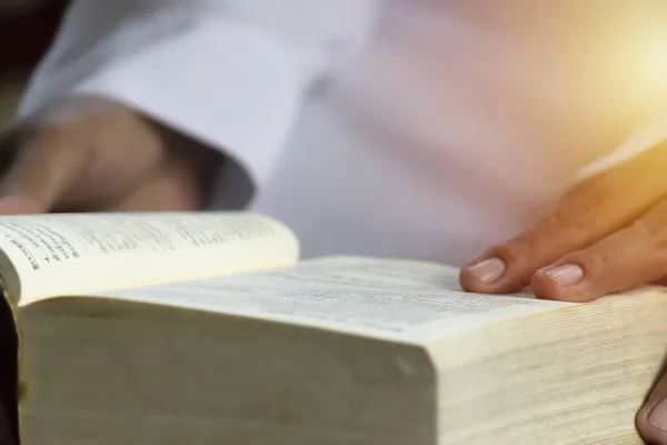 Alcorão Livro Sagrado Islã Aberto Mãos Estão Página São Destinadas — Fotografia de Stock