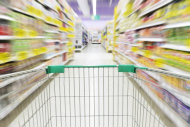 Alışveriş sepeti boş yeşil süpermarket koridor. Biz satın almak mutluyuz. Görüntü zoom ile ilginç görünmesi için hareketli.