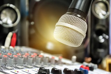 Ses teknisyeni kontrol müzik. Profesyonel ses, mikser denetleyici paneli. Konser için Pro ekipmanları. Sahne aydınlatma kontrolü. El ayar ses mikseri. Mikrofon odaklanmıştır.