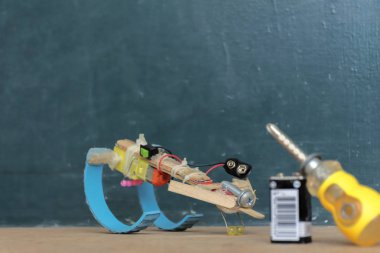 Matematik ve fen teknoloji temel bilgi vardır. Bir basit robot icat yenilik başlıyor. Masanın üstüne koy ve bir tahta zemin olduğunu.