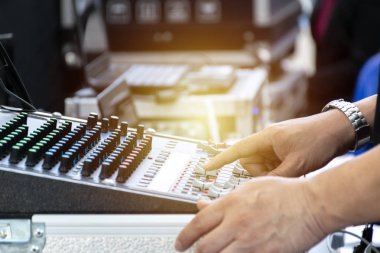 Ses denetleyicisi, iş uzmanlar kullanın, hoparlörler, sinyal kablosunun bağlı ses karıştırıcı, ses sistemi, tak stüdyoda ses kablosu, Ses Amplifikatörler takılı teller bir arka plan üzerinde müzik amplifikatör.