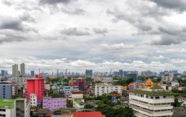 Renkli şehir kavramı, başkenti Bangkok, ekspres bir iyi iletişim yardımcısıdır. Ekonomi çok iyi büyüyor. Büyüyen şehir ama ağaçlar hala gereklidir.